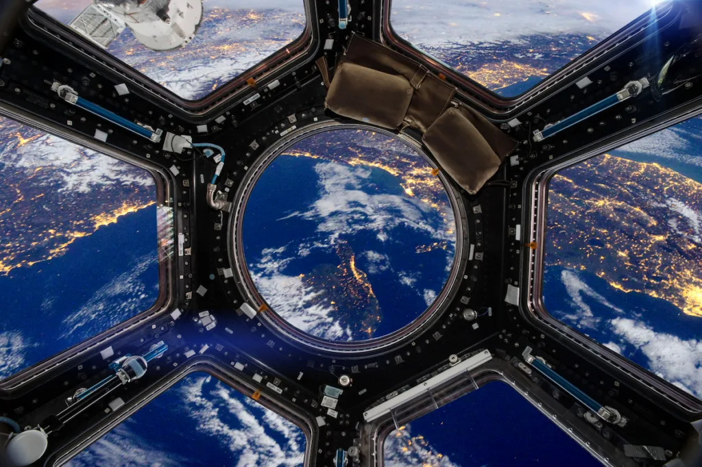 Wizja ziemi poprzez okna satelity nasa na orbicie