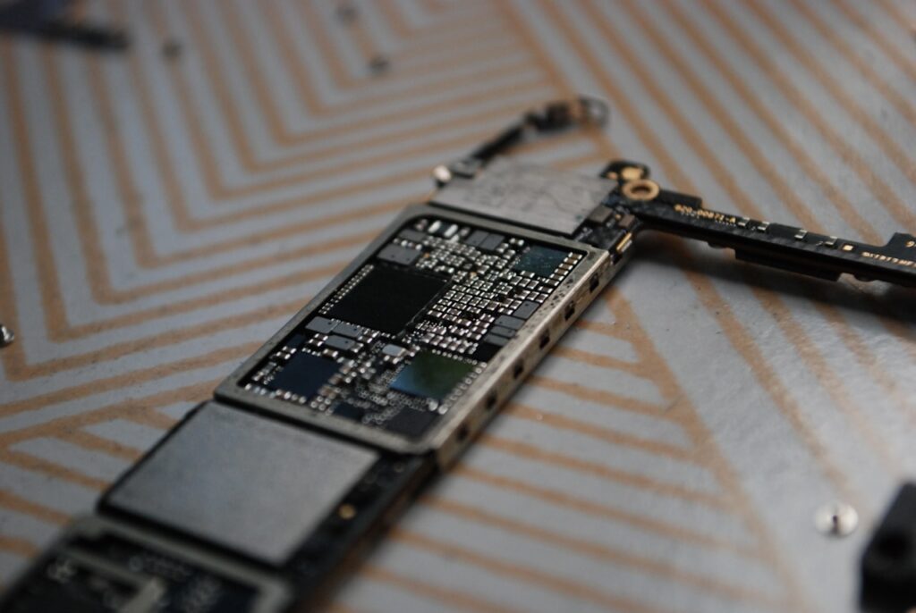 HarmonyOS 7 i AI: Huawei wypełnia lukę po Apple w Chinach