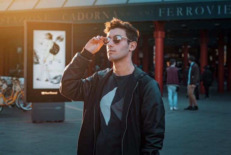 Ray-Ban z ekranem AR w soczewce — koniec ery smartfonów?