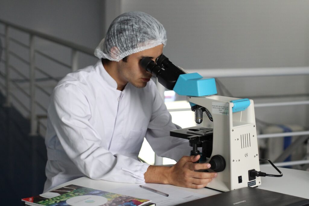NVIDIA BioNeMo i Claude Science rewolucjonizują badania życia
