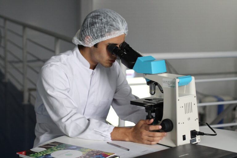 NVIDIA BioNeMo i Claude Science rewolucjonizują badania życia