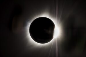 NASA goni cień Księżyca odrzutowcem WB-57 podczas zaćmienia