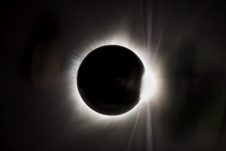 NASA goni cień Księżyca odrzutowcem WB-57 podczas zaćmienia