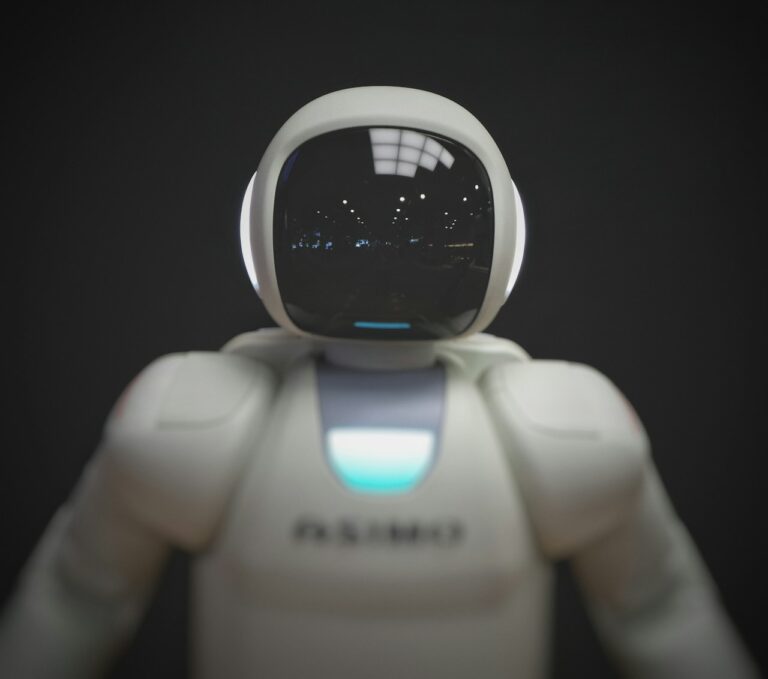Robot XPENG IRON i rekordowe 900 mln dol. dla fizycznej AI