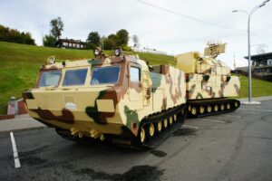 Prąd dla czołgów przyszłości: Łukasiewicz i Radiotechnika na MSPO