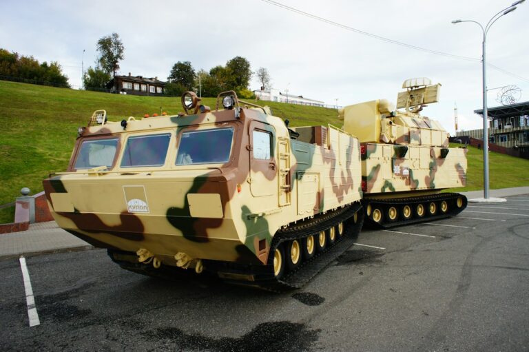 Prąd dla czołgów przyszłości: Łukasiewicz i Radiotechnika na MSPO
