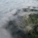 Chmura ognia z welonową czapką nad pożarem w Montanie