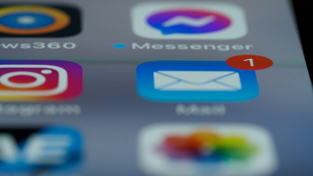 Dwa szare ptaszki na WhatsApp – co naprawdę oznaczają?