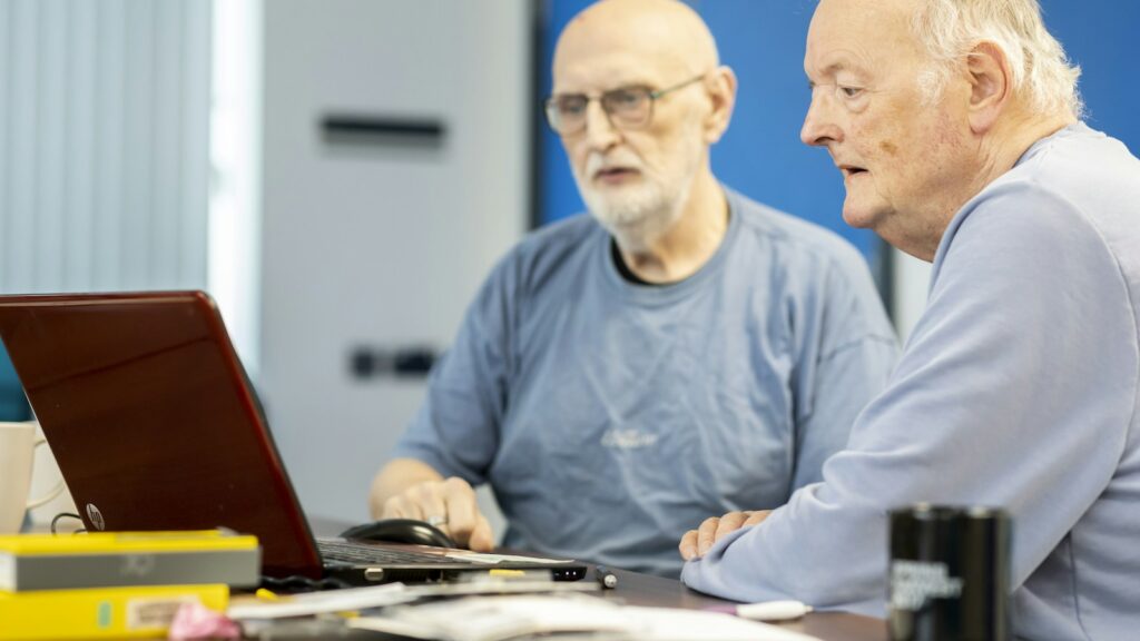 Sztuczna inteligencja w walce z majaczeniem u seniorów