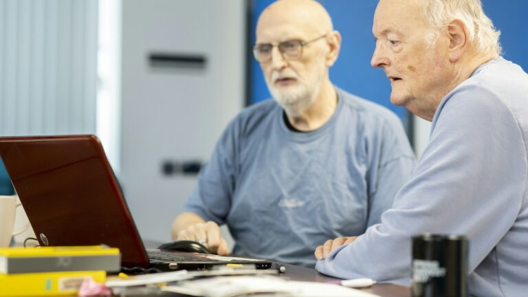 Sztuczna inteligencja w walce z majaczeniem u seniorów